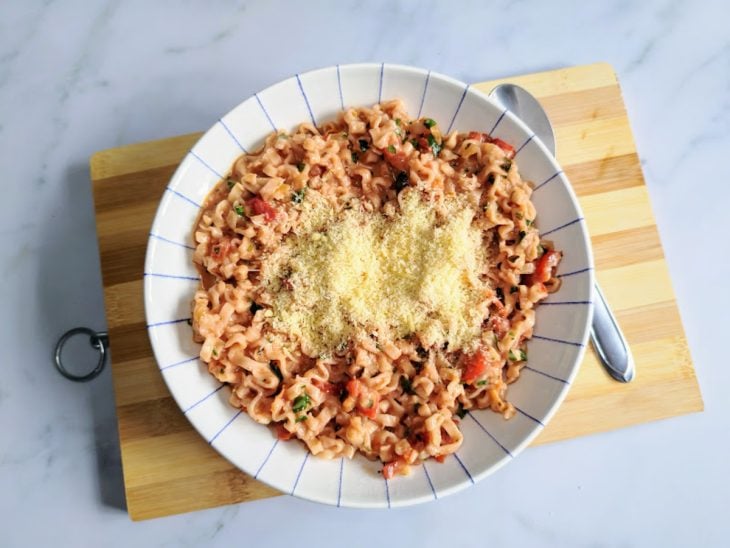 Um prato com miojo de tomate cremoso.