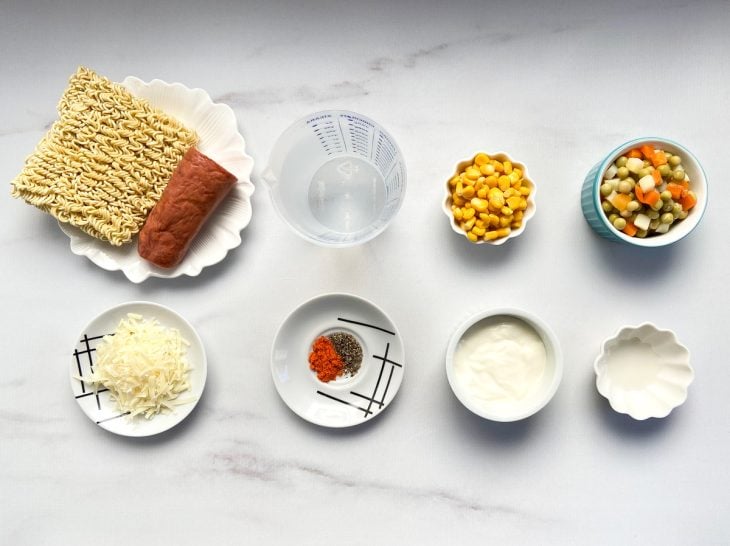 Uma bancada com os ingredientes separados.