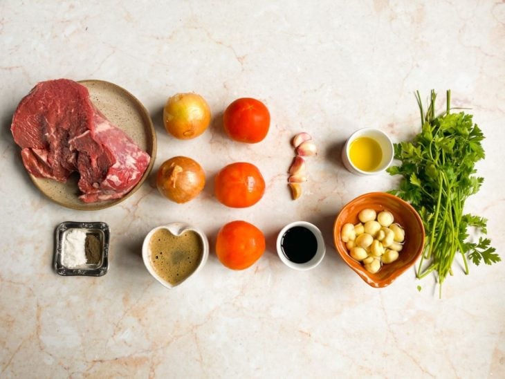 Ingredientes sobre a bancada.
