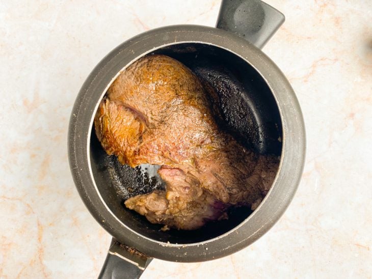 Panela de pressão com a carne selando.
