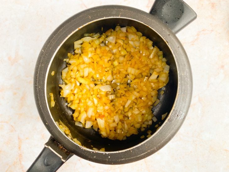 Uma panela com a cebola a dourar.