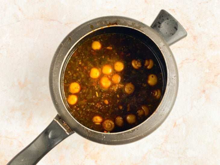 Uma panela com a mistura dos ingredientes do molho.