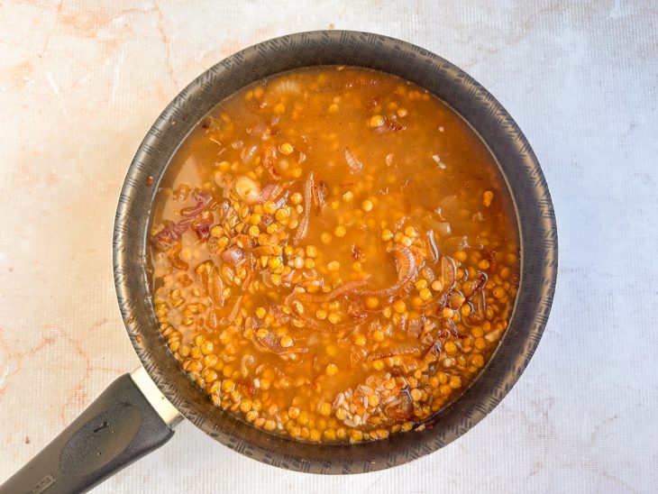 Água sendo despejada formando o caldo do cozimento.