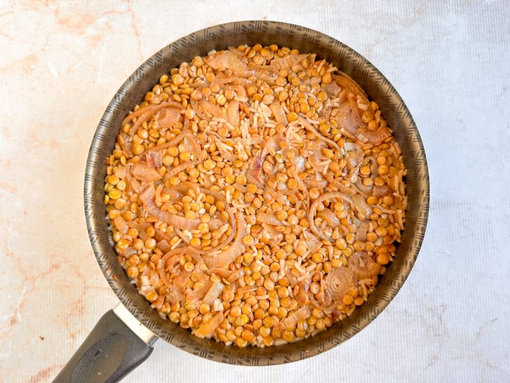 Arroz e lentilha cozidos com textura macia e soltinha.