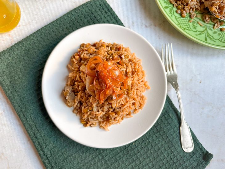 Mjadra servida no prato.