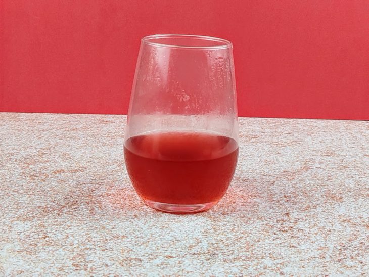 Chá infusionado no copo.