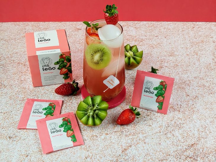 Mocktail de morango com kiwi pronto para consumo.