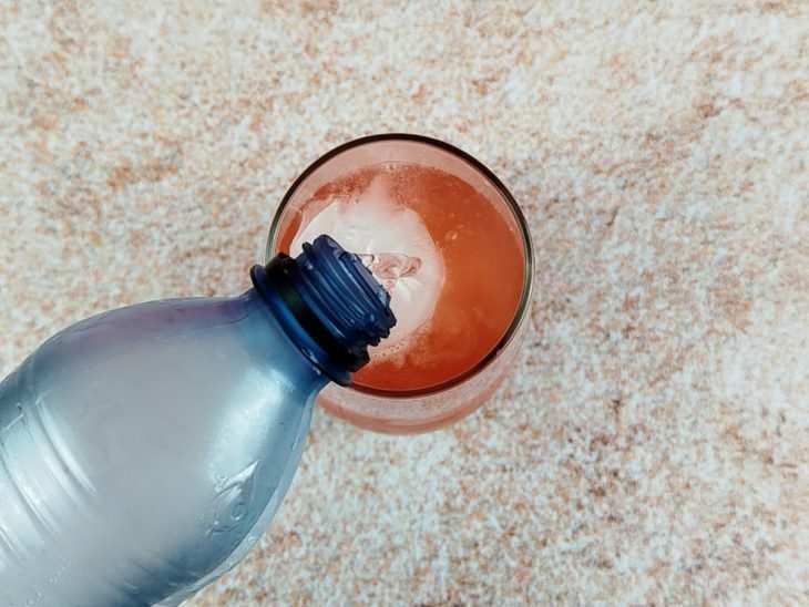 Água com gás adicionada ao copo.