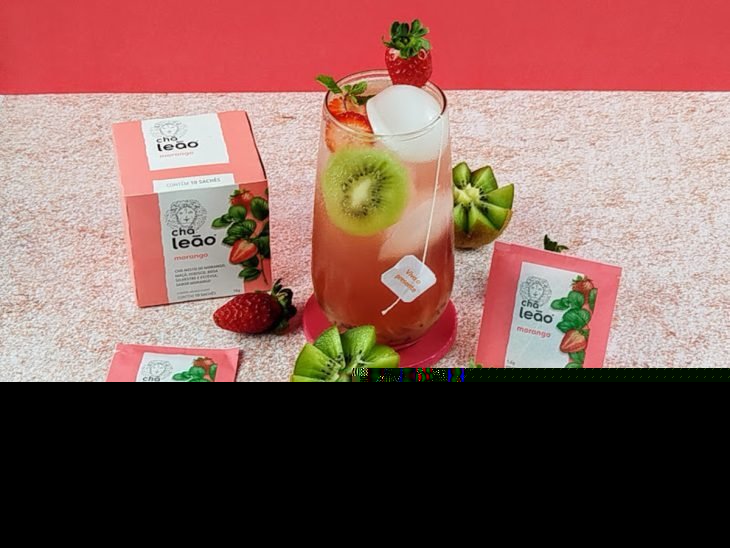 Mocktail de morango pronto para consumo em um copo de vidro.
