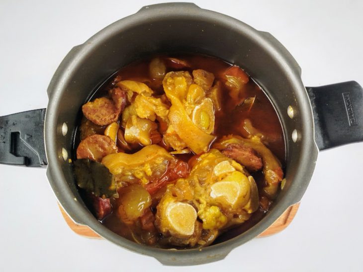 Panela com mocotó finalizado.