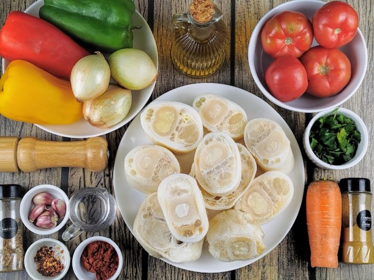 Ingredientes reunidos em uma bancada.