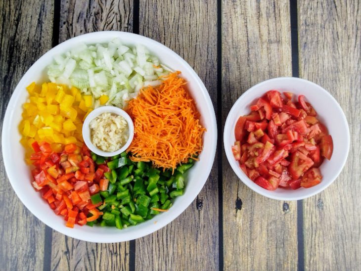 Ingredientes picados em tigelas.