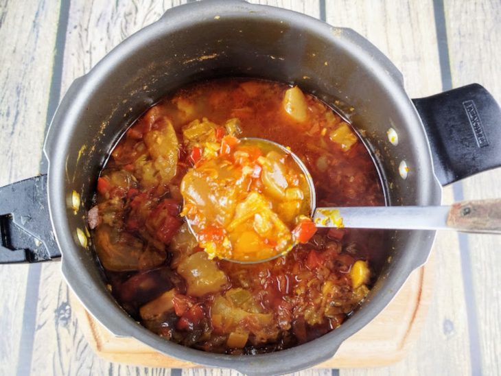 Moqueca temperada e cozinhando na panela de pressão;