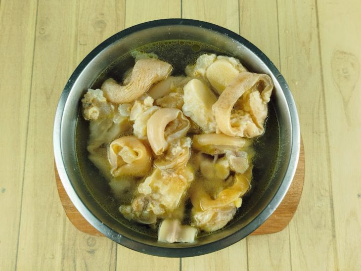 mocotó cozido e escorrido para preparo do caldo.