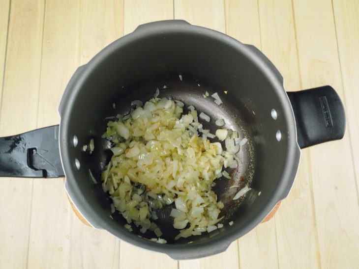 cebola refogada para preparo de caldo de mocotó.
