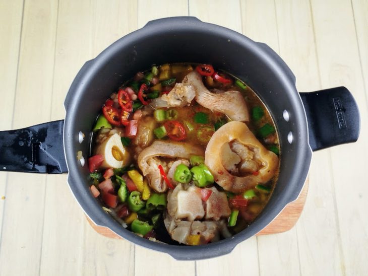 pimentas e temperos adicionados ao mocotó.