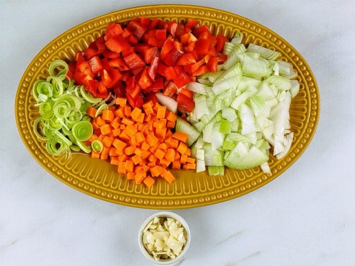 Ingredientes picados num prato.