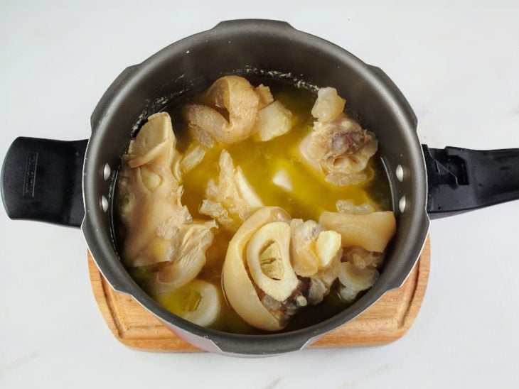 Mocotó com água e vinagre na panela de pressão.