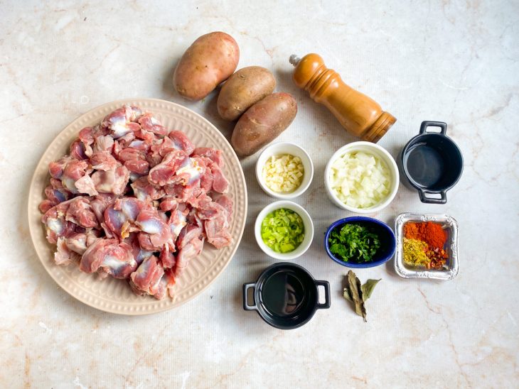 Ingredientes reunidos na bancada.