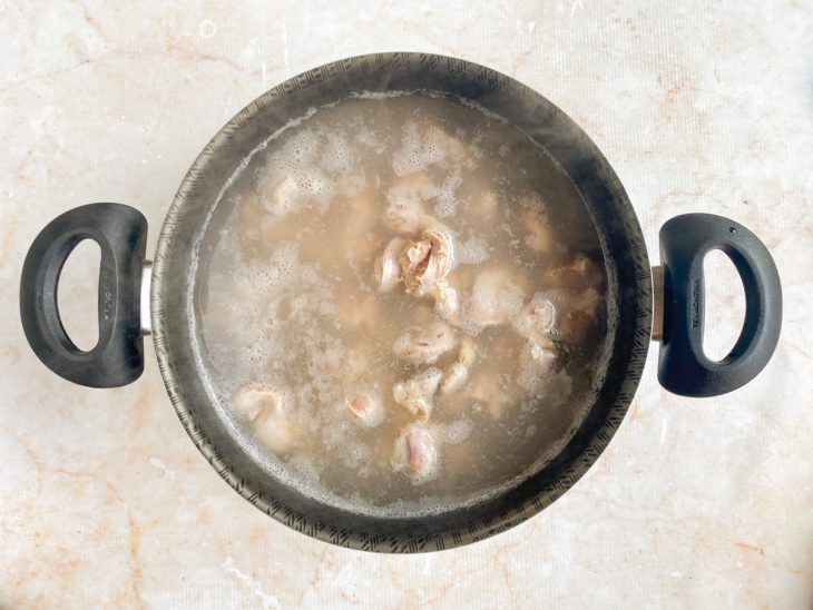 Moela na panela fervendo.