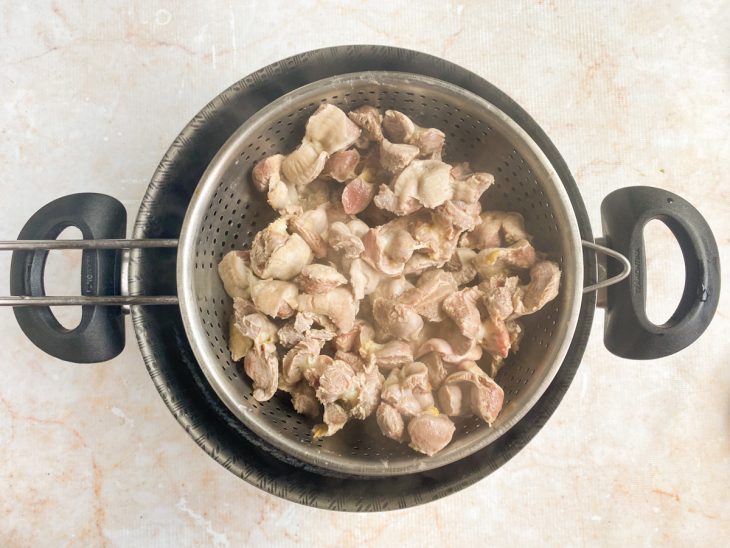 Moela sendo escorrida em peneira.