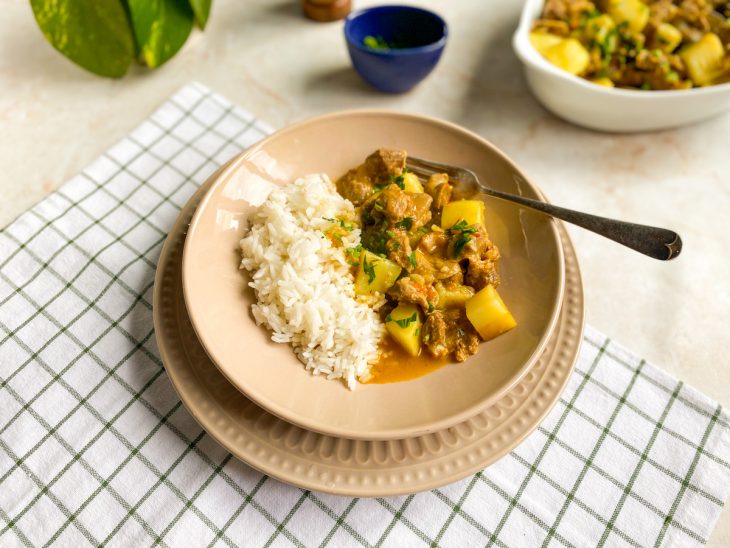 Moela pronta, servida em prato com acompanhamento de arroz branco.