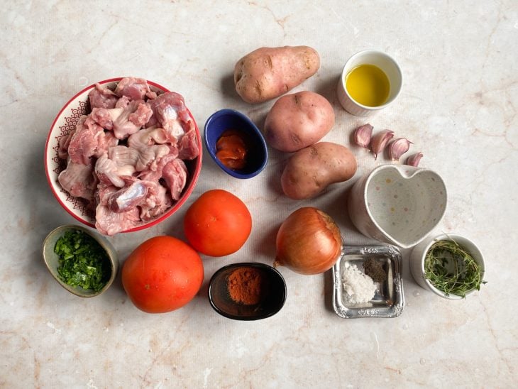 Ingredientes para a receita de moela com batata reunidos em uma bancada.