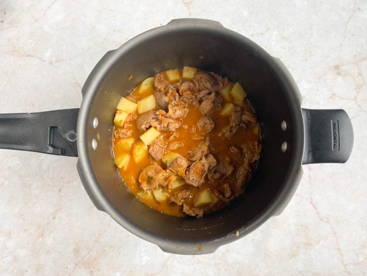 Batatas adicionadas na panela.