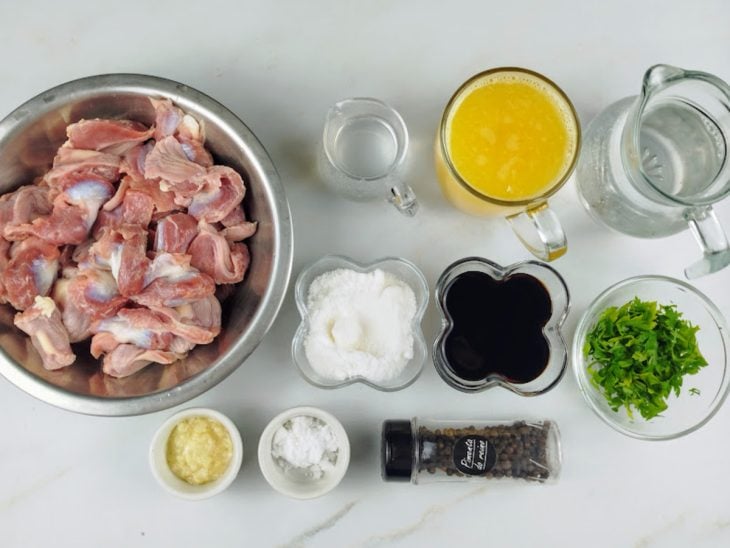 Ingredientes para a receita reunidos em uma bancada.