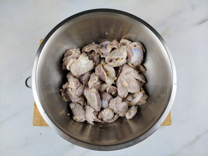 Temperos adicionados no recipiente com os pedaços de moela.