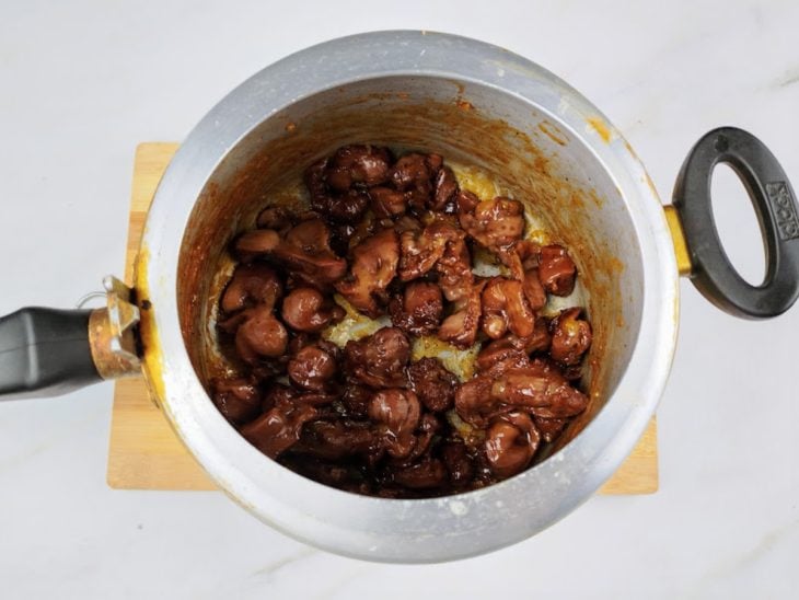 Moela em uma panela com açúcar caramelizado.