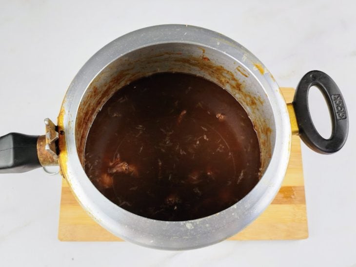 Molho de soja e suco de laranja adicionados na panela.
