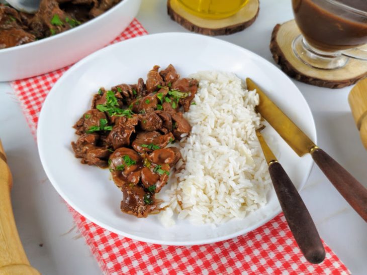 Moela fácil servida com arroz em um prato individual.