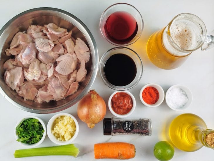 Ingredientes do prato sobre a bancada.