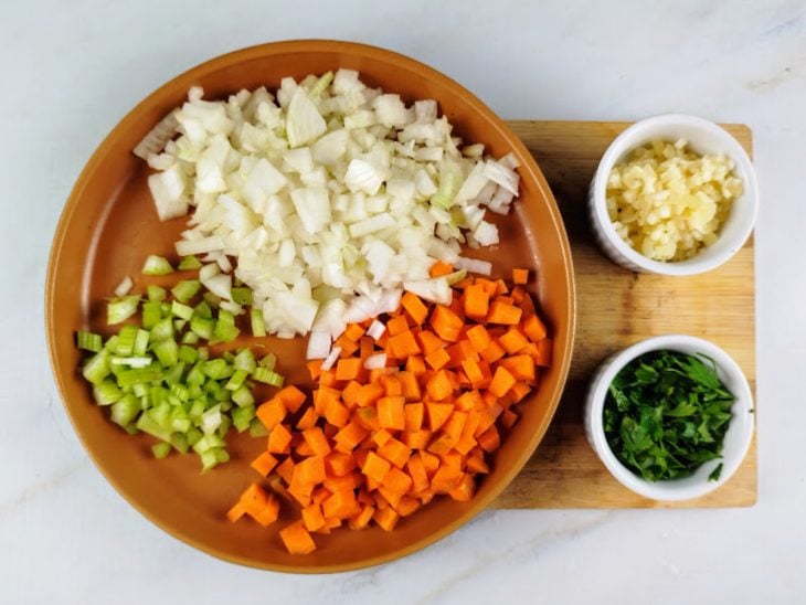 Recipientes com os vegetais picadinhos.