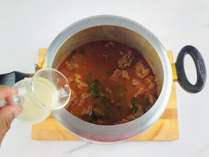 Suco de limão adicionado à panela de pressão com a moela.