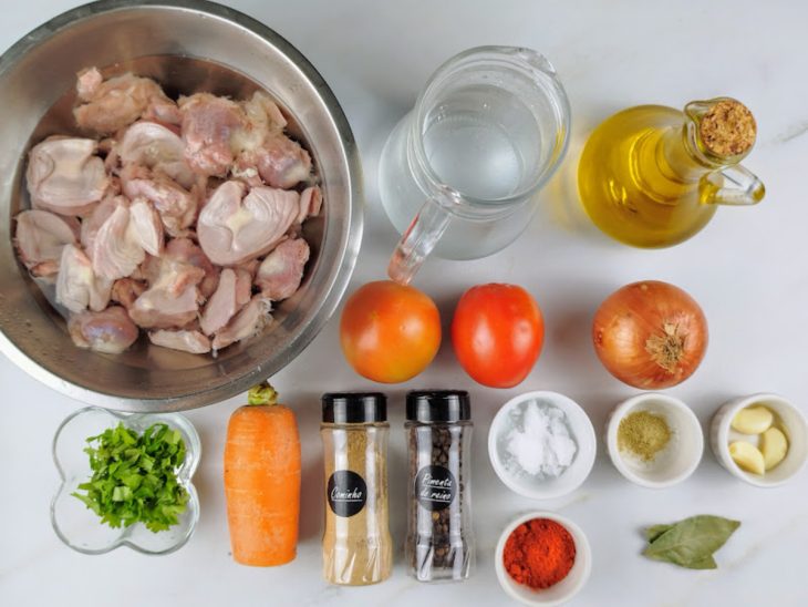 Uma bancada com os ingredientes.