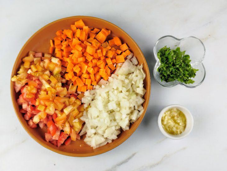 Recipientes com vegetais picados.