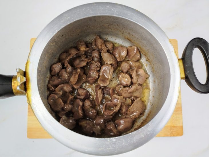 Uma panela com azeite e moela.