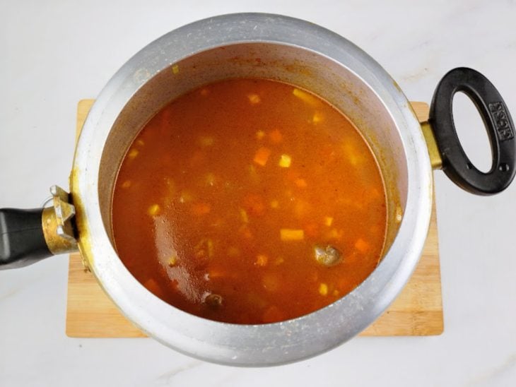 Moela com a mistura de todos os ingredientes na panela de pressão.