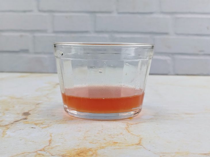 Sachê infusionado em rum branco.