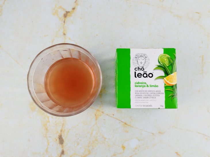 Um copo com a infusão de chá e rum.