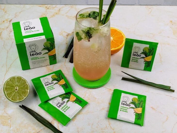 Copo contendo mojito com cidreira, laranja e limão.