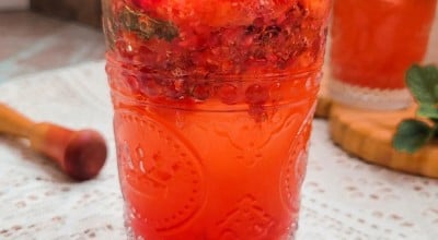 Mojito de frutas vermelhas sem álcool