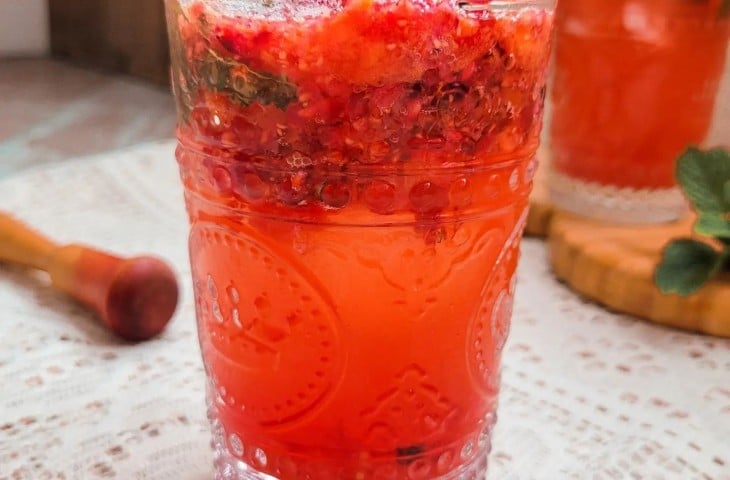 Mojito de frutas vermelhas sem álcool