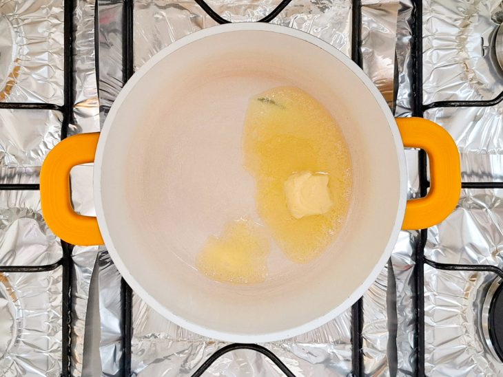 Numa panela, a manteiga derretida.