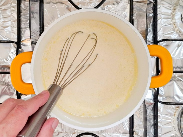 Na panela com a manteiga derretida, creme de leite adicionado.