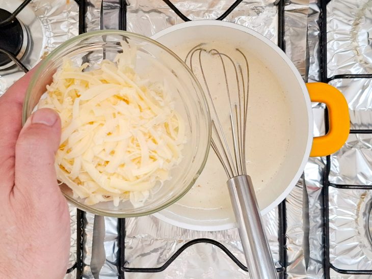 Na mesma panela, queijo parmesão ralado adicionado.