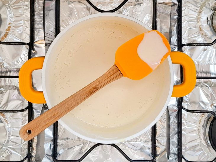 Na panela, com todos os ingredientes adicionados, a espátula mostrando a textura ideal para o molho.