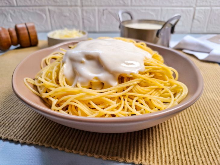 Molho pronto, servido junto a um prato de espagueti.